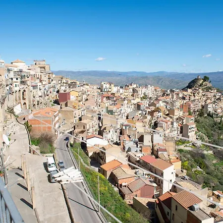 Sciacca's House アパート